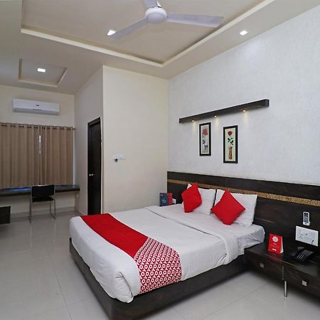 Oyo 29012 Gayatri Palace Hotel Durg Buitenkant foto