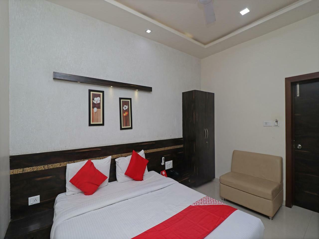 Oyo 29012 Gayatri Palace Hotel Durg Buitenkant foto